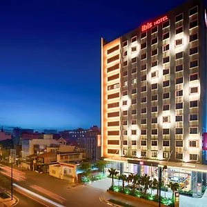 Ibis Saigon Airport Отель Хошимин